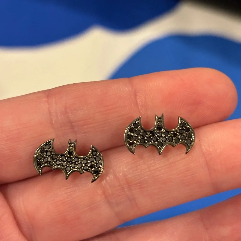nOir Jewelry for DC Comics Batgirl Stud Earrings Limited Edition in Black
